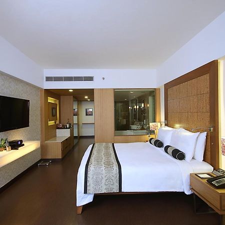 Fortune Select Sg Highway, Ahmedabad - Member Itc Hotels' Group Extérieur photo