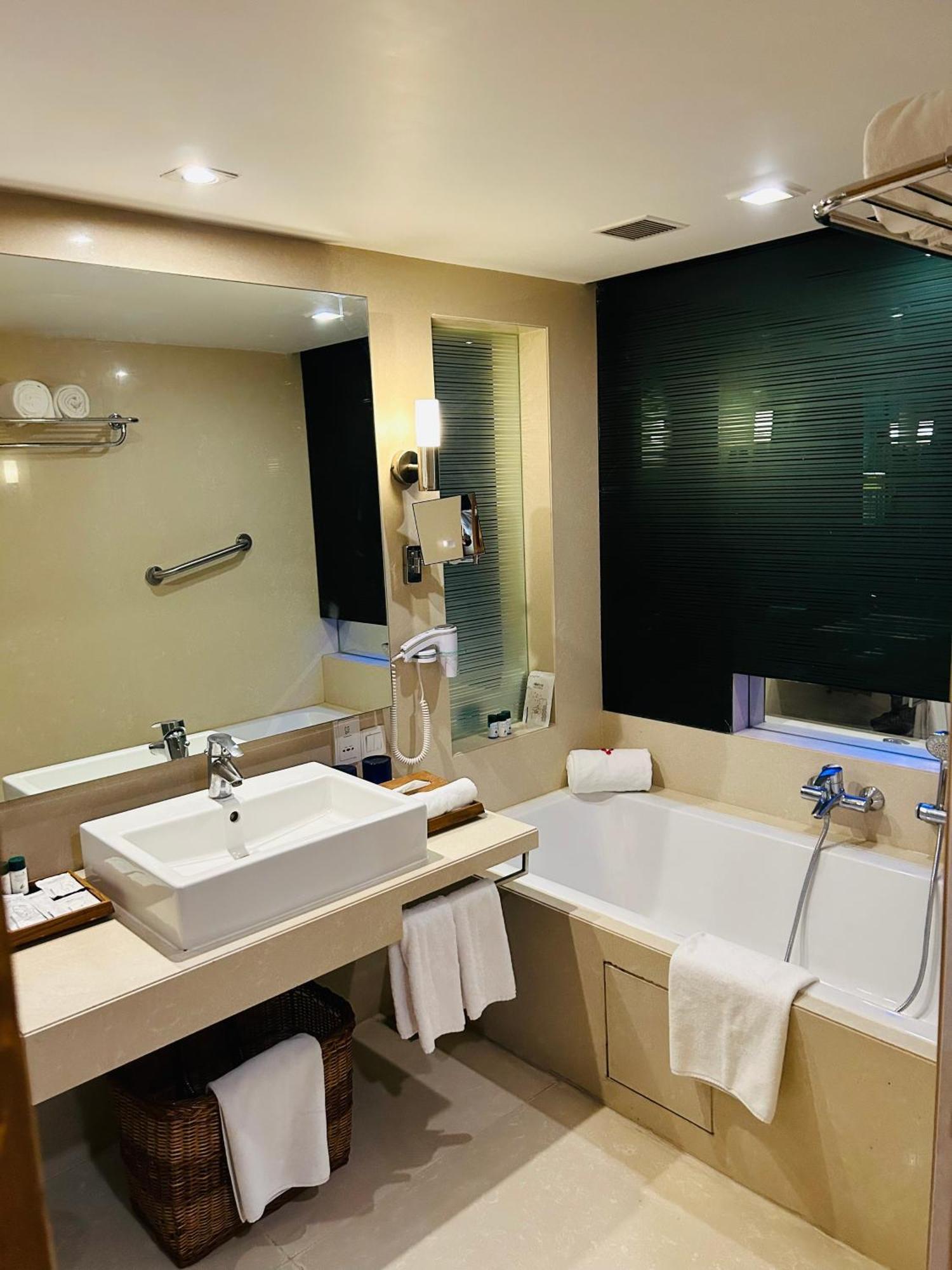 Fortune Select Sg Highway, Ahmedabad - Member Itc Hotels' Group Extérieur photo
