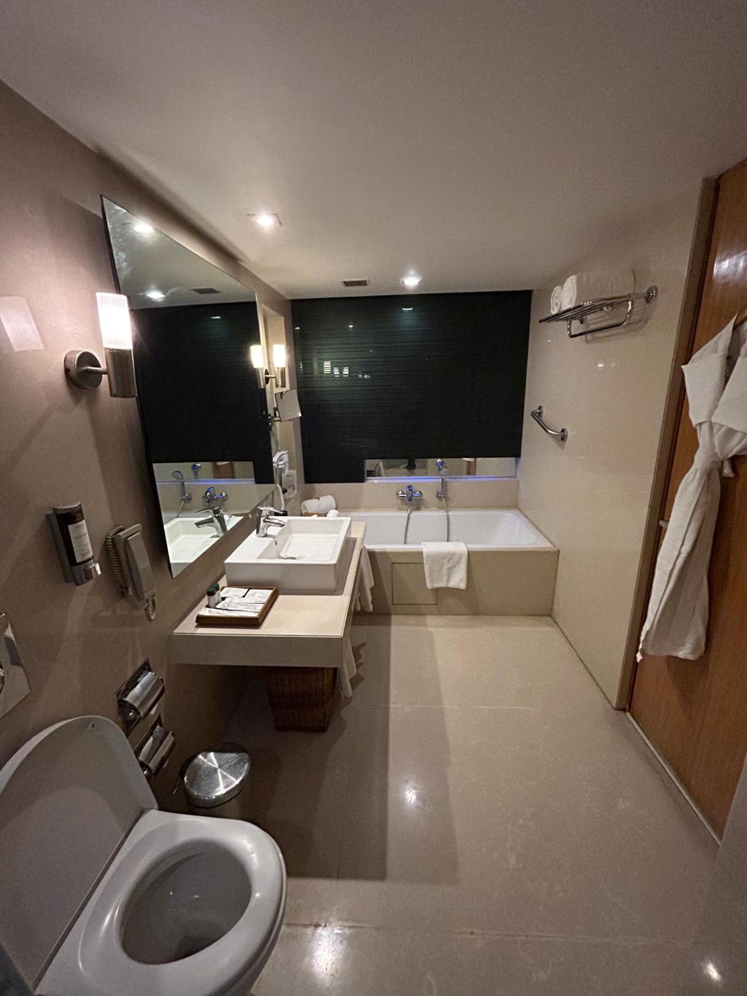 Fortune Select Sg Highway, Ahmedabad - Member Itc Hotels' Group Extérieur photo
