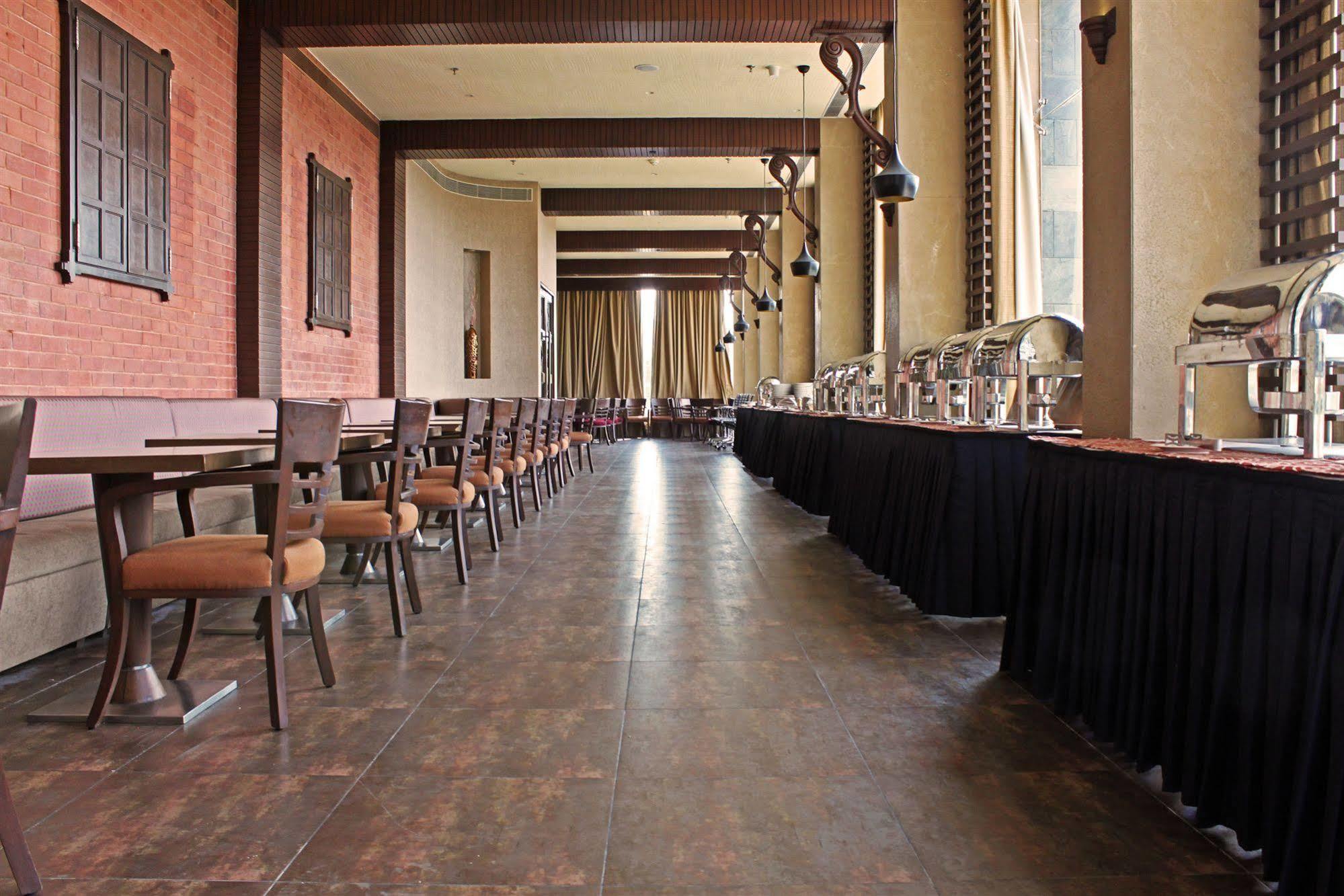 Fortune Select Sg Highway, Ahmedabad - Member Itc Hotels' Group Extérieur photo