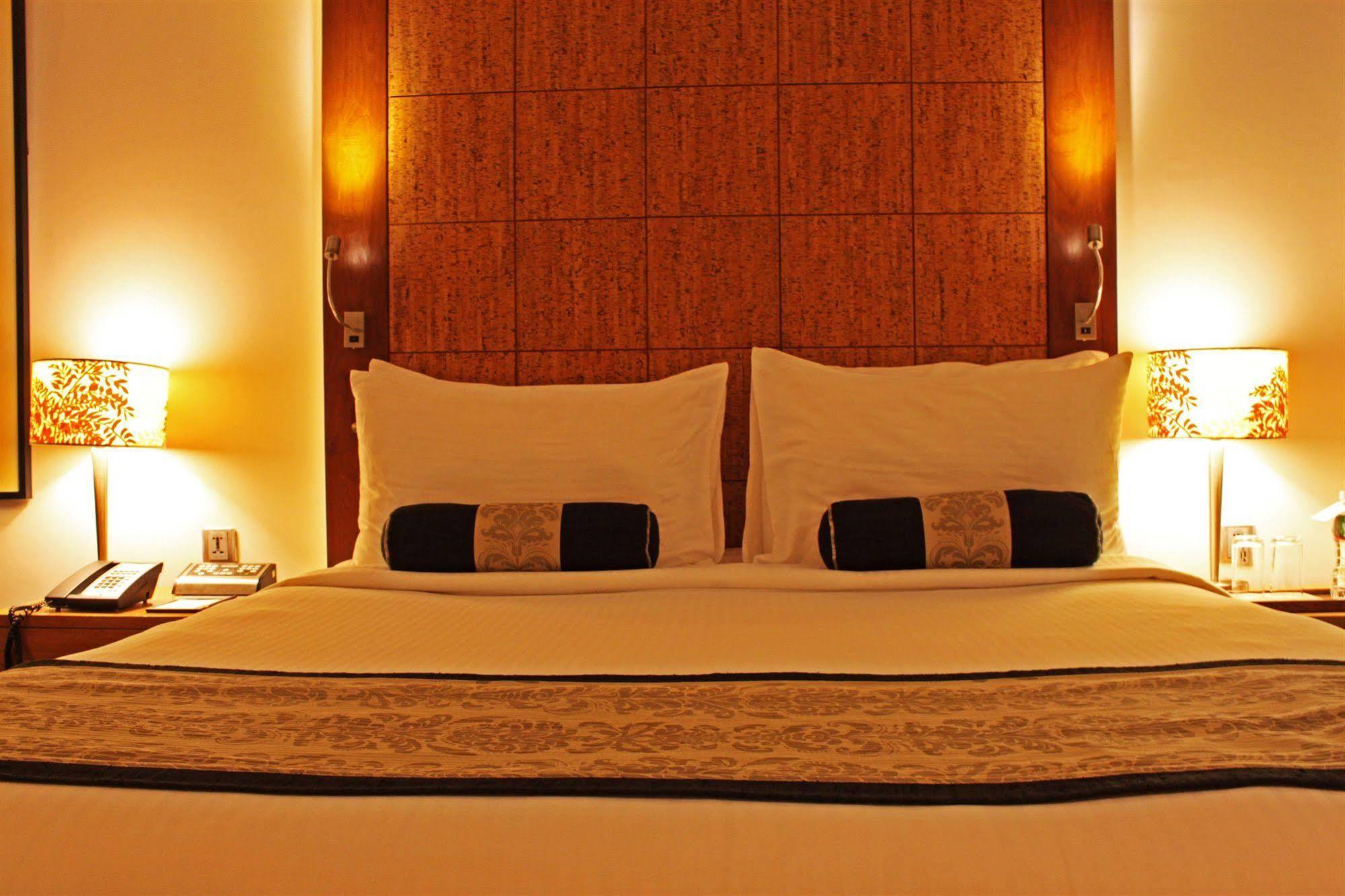Fortune Select Sg Highway, Ahmedabad - Member Itc Hotels' Group Extérieur photo