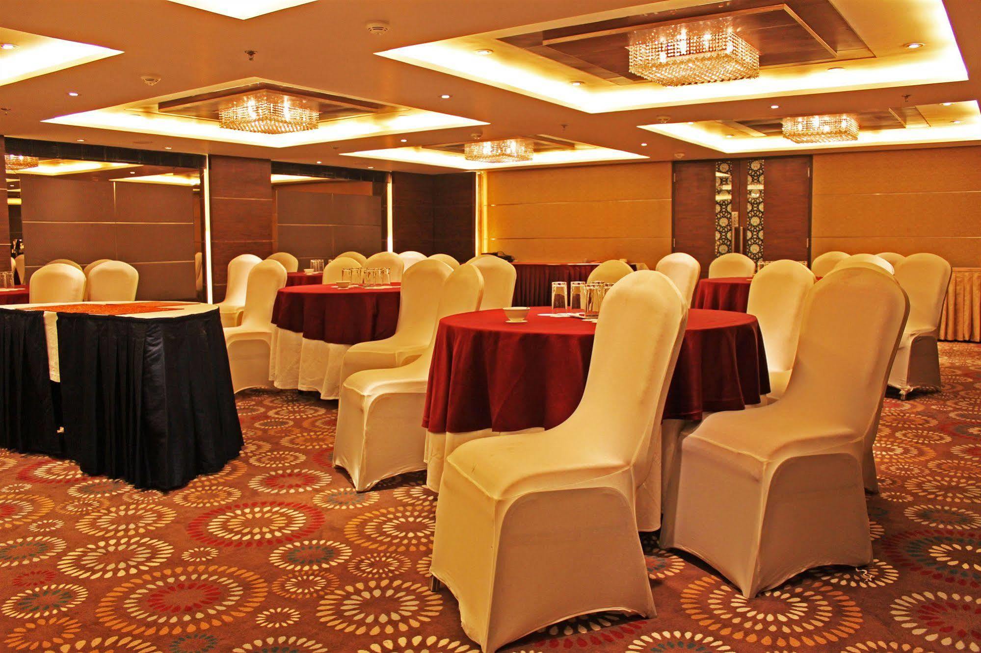 Fortune Select Sg Highway, Ahmedabad - Member Itc Hotels' Group Extérieur photo