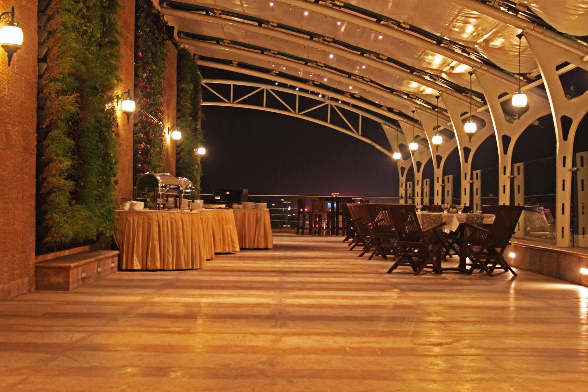 Fortune Select Sg Highway, Ahmedabad - Member Itc Hotels' Group Extérieur photo